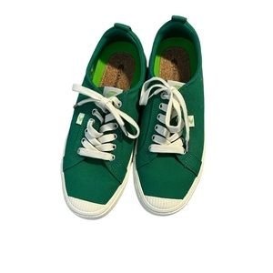 Carium OCA Low Green Sneakers in EUC!
